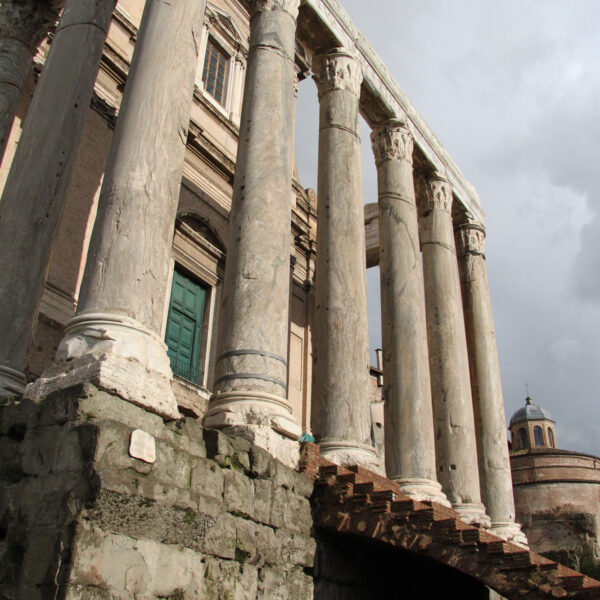 Tempel van Antonius en Faustina - Rome - Italië