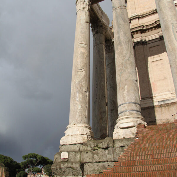 Tempel van Antonius en Faustina - Rome - Italië