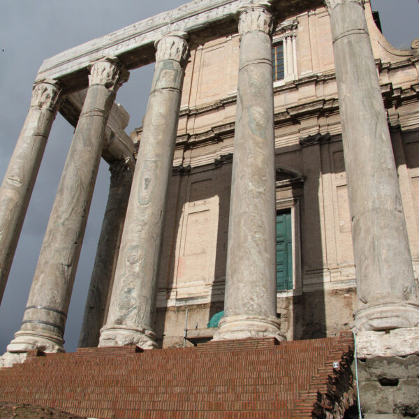 Tempel van Antonius en Faustina - Rome - Italië