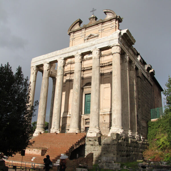 Tempel van Antonius en Faustina - Rome - Italië