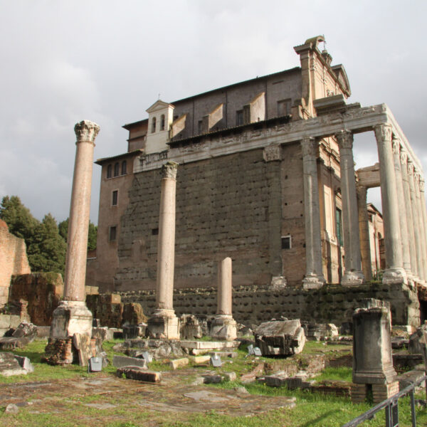 Tempel van Antonius en Faustina - Rome - Italië