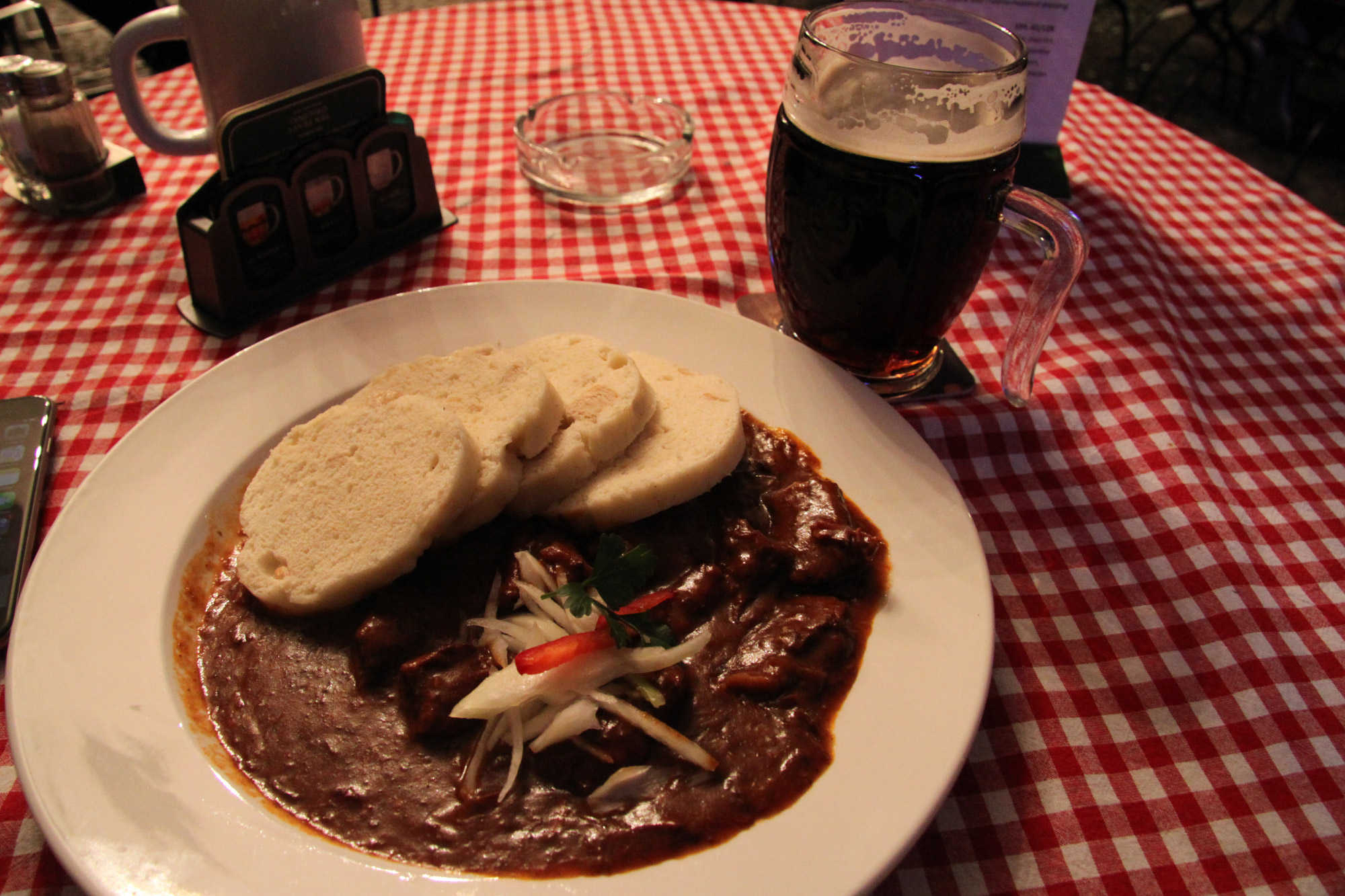 Bierpersreis Tsjechië - Een bord Tsjechisch eten en een Tsjechisch bier