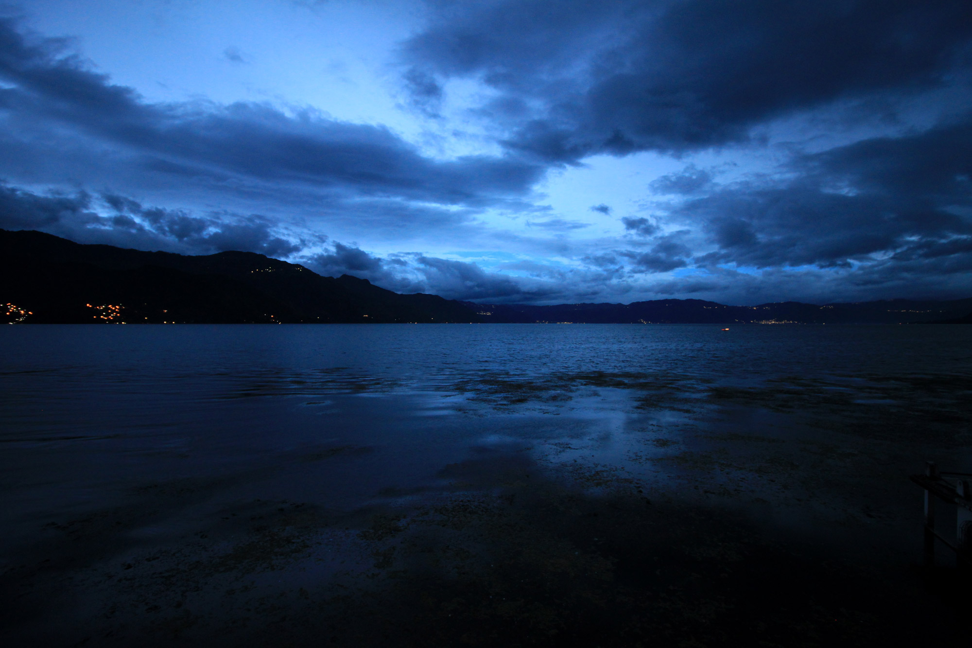 Guatemala 2015 - dag 17 - Het blauwe uurtje bij Lake Atitlan