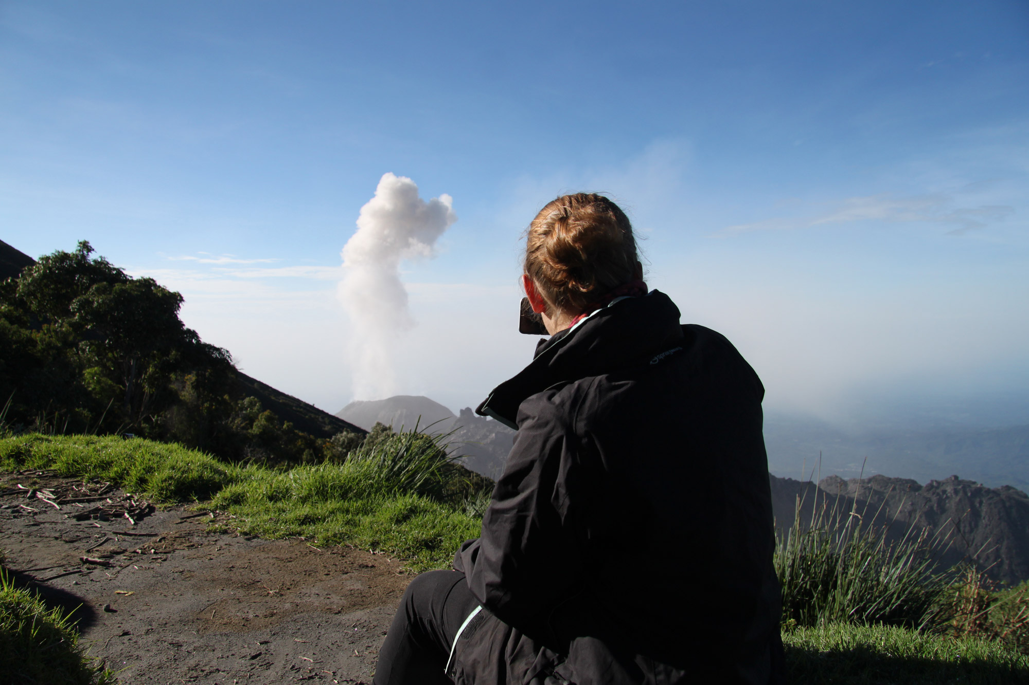 Top 5 vulkanen die je moet beklimmen in Guatemala - Volcán Santiaguito vanaf de Volcán Santa Maria