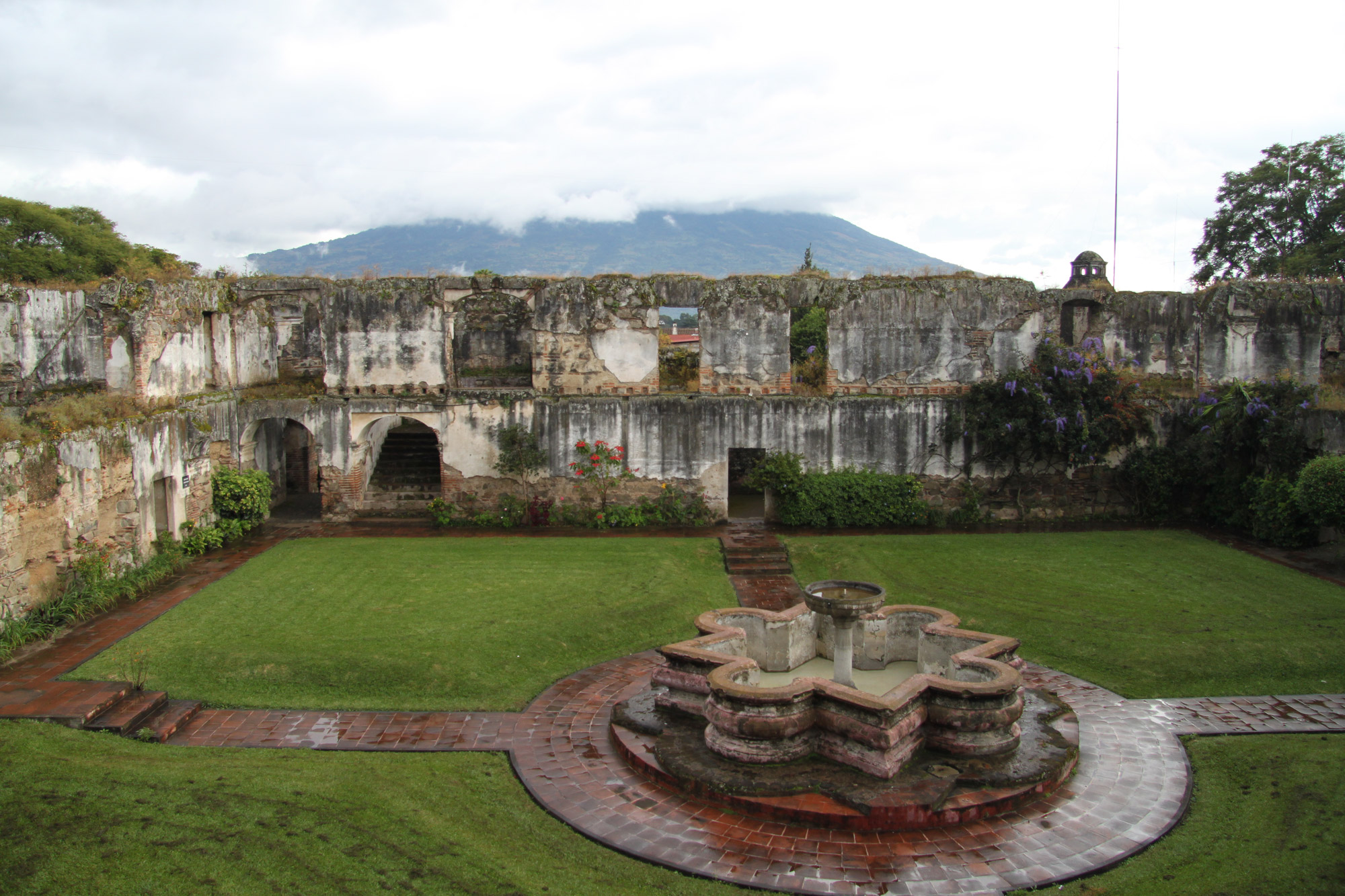 De ruïnes van Colegio de San Jerónimo