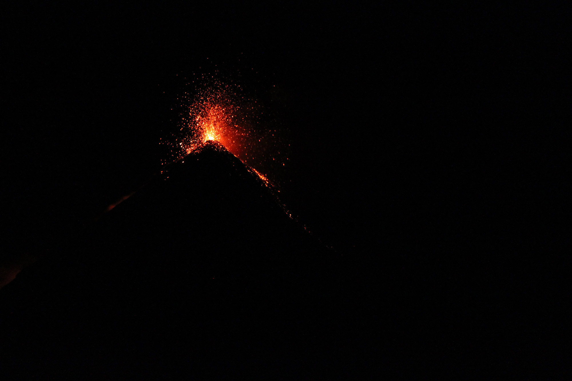 Met een beetje geluk zie je de Volcán de Fuego lava spuwen
