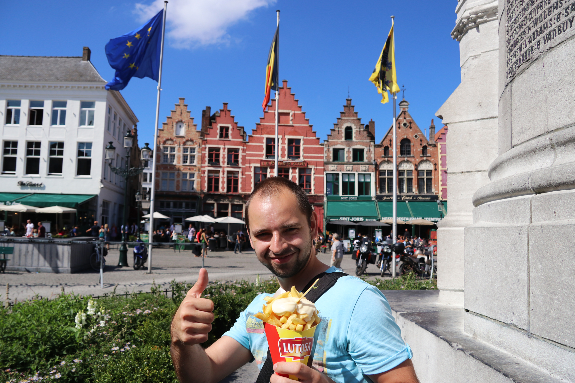 Weekendje Brugge in 10 beelden: Friet eten op de Grote Markt