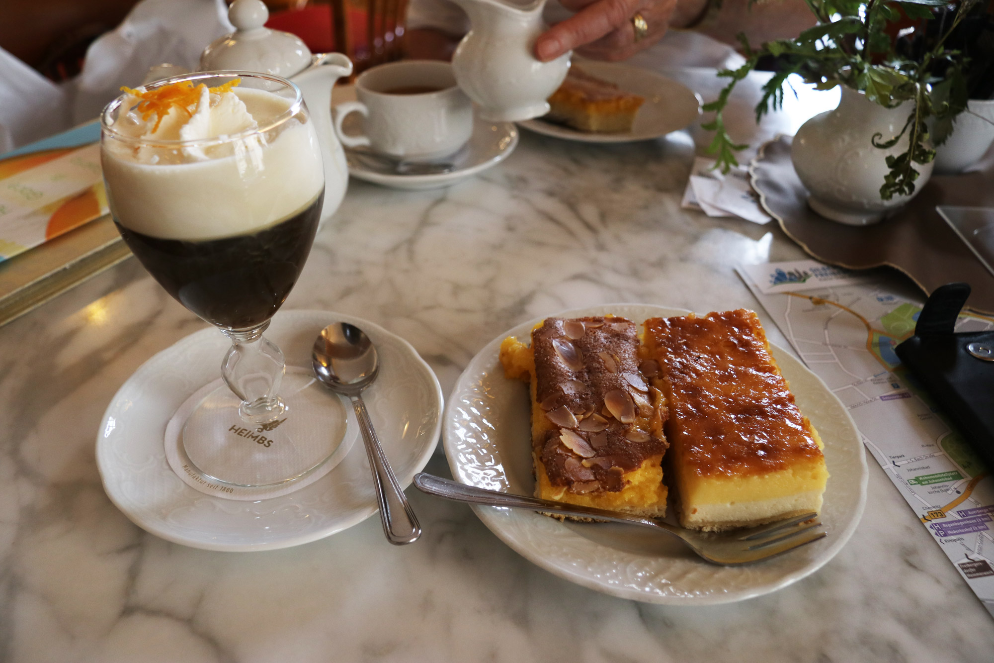 Freiberg ontdekken met oma - Koffie drinken in Kaffee Hartmann