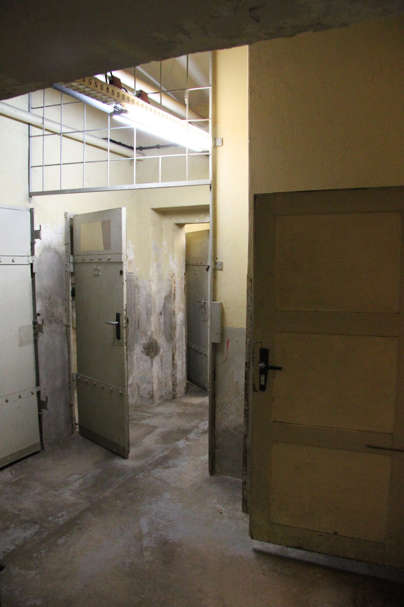 een-bezoek-aan-de-stasi-gevangenis-van-dresden-1