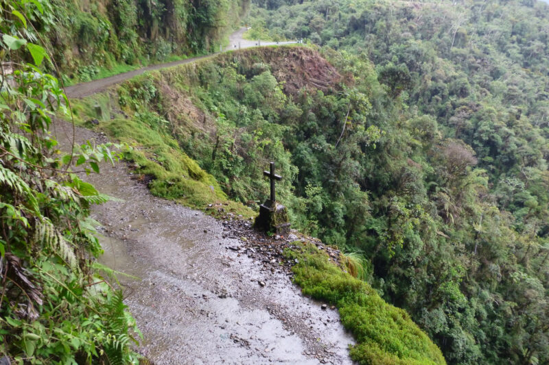 Reisverslaag Bolivia: We survived the Death Road - Kruizen herinneren aan fatale ongelukken