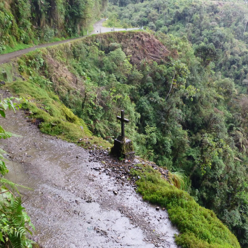 Reisverslaag Bolivia: We survived the Death Road - Kruizen herinneren aan fatale ongelukken