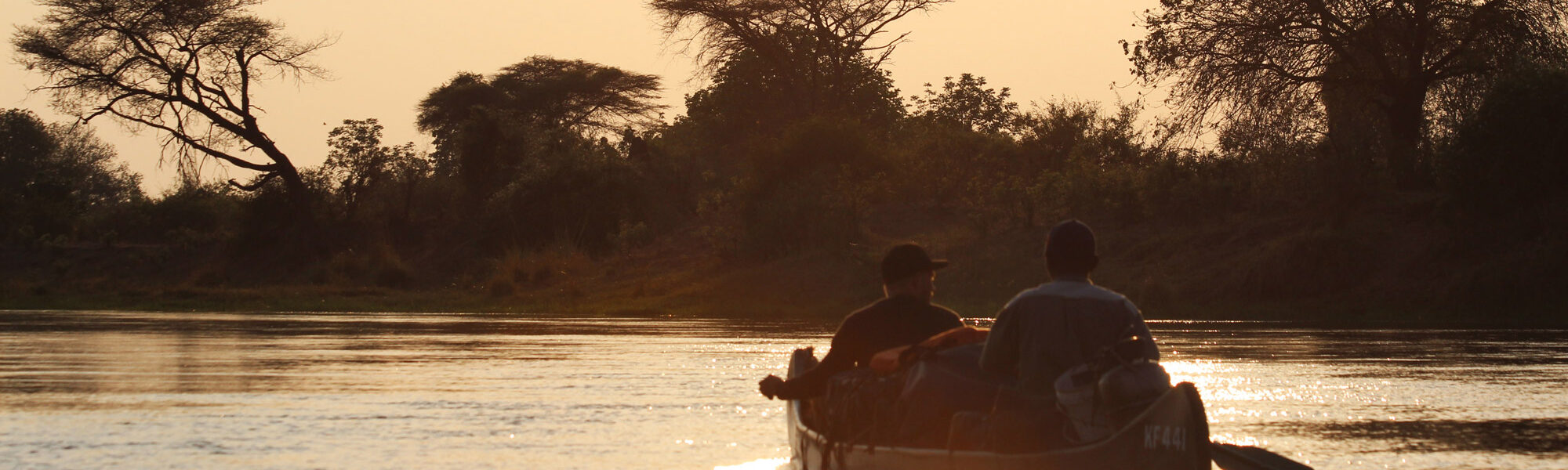 Slalommen om nijlpaarden - een avontuur op de machtige Zambezi rivier - Met een kano de rivier op