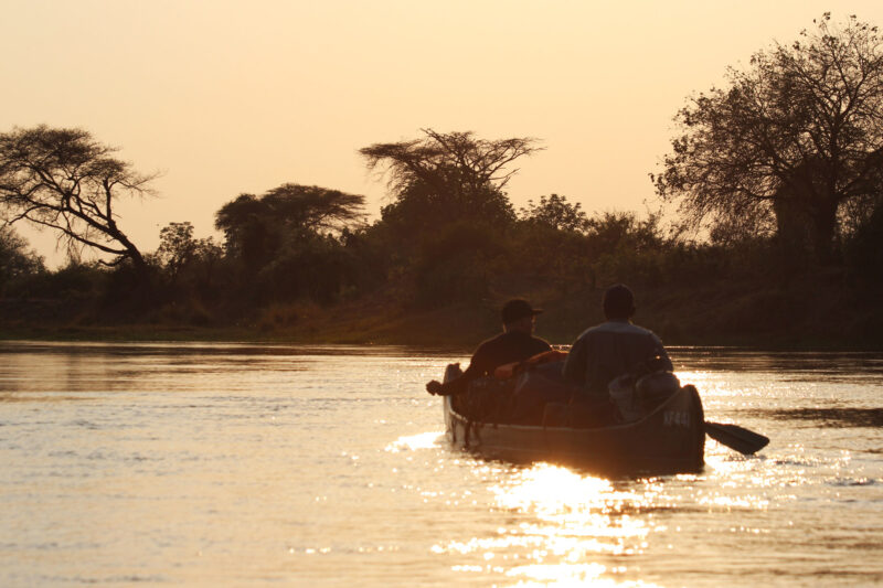 Slalommen om nijlpaarden - een avontuur op de machtige Zambezi rivier - Met een kano de rivier op