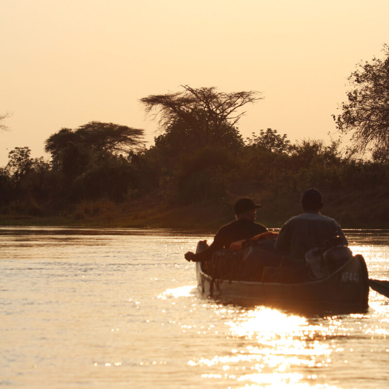 Slalommen om nijlpaarden - een avontuur op de machtige Zambezi rivier - Met een kano de rivier op