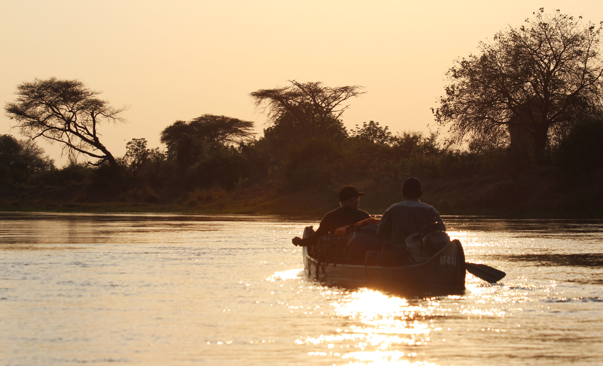 Slalommen om nijlpaarden - een avontuur op de machtige Zambezi rivier - Met een kano de rivier op