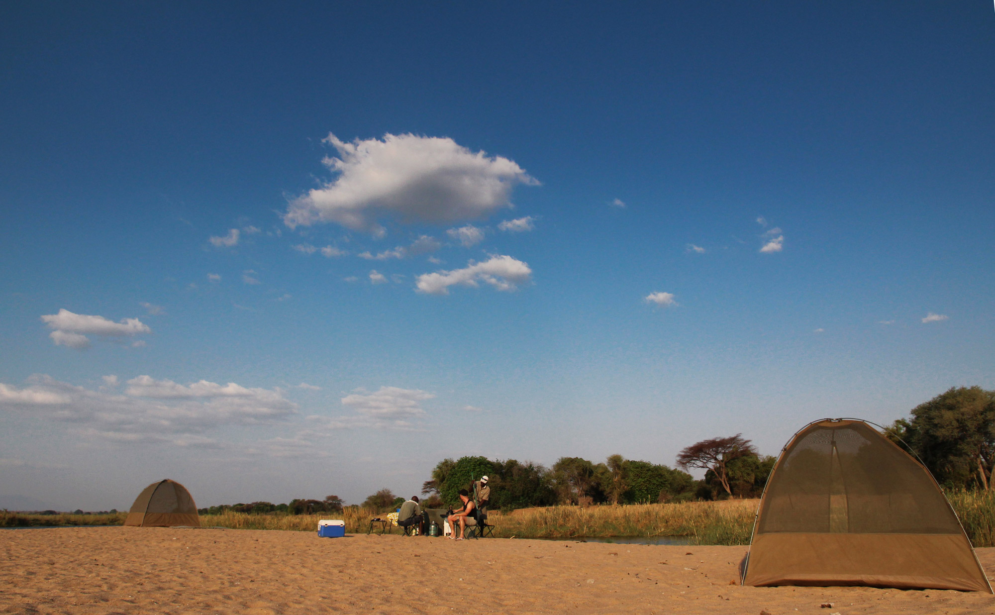 Slalommen om nijlpaarden - een avontuur op de machtige Zambezi rivier - Onze tent op het eiland