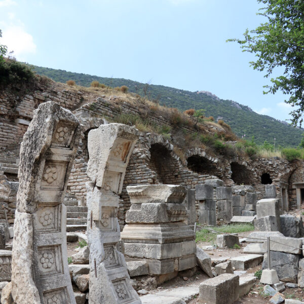 Turkije reisverslag: Efeze en Şirince - De Tempel van Domintianus