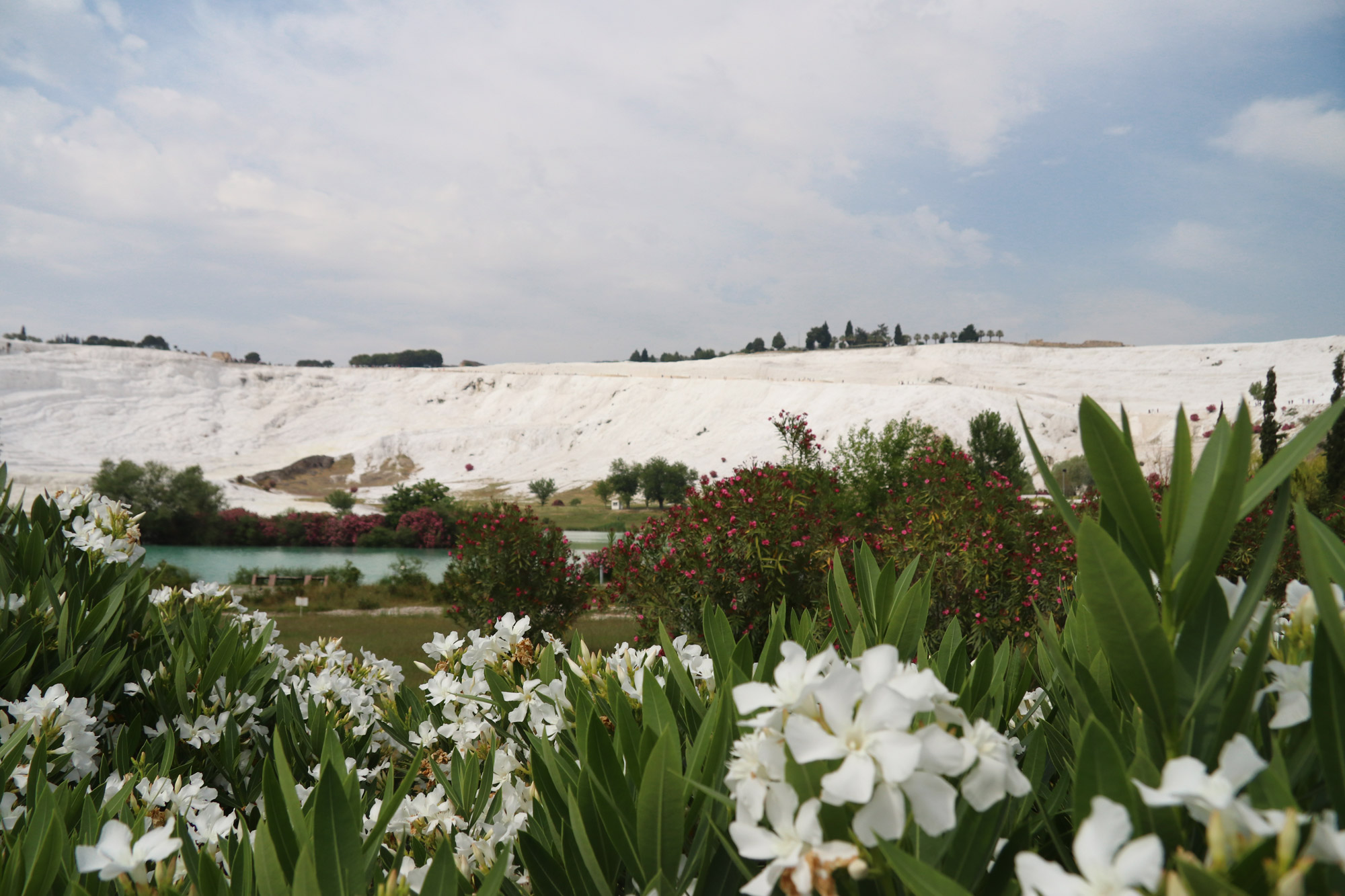 Turkije reisverslag: Pamukkale en Hiërapolis - Blik op Pamukkale