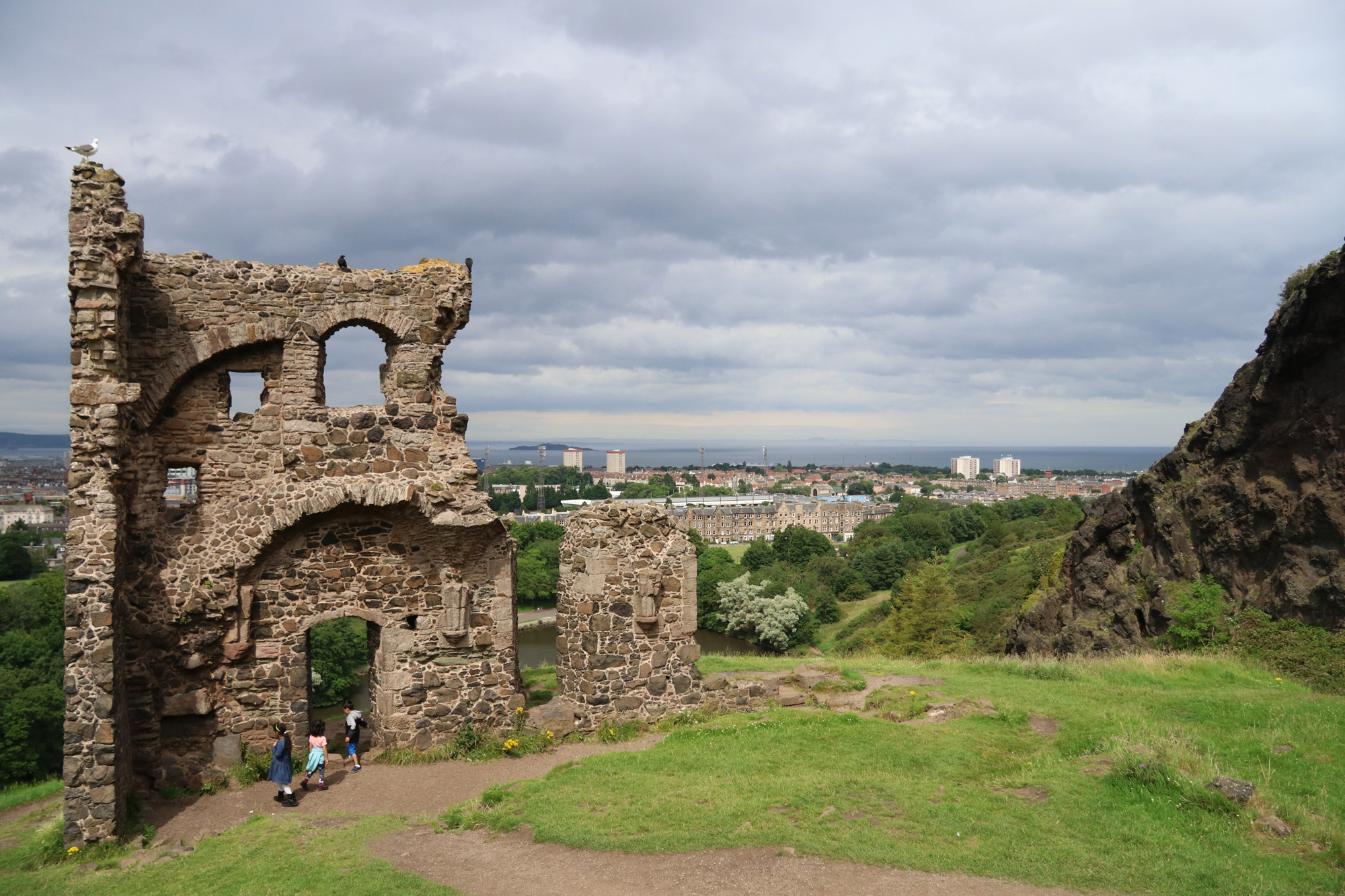 Mannenweekend in Edinburgh - Een ruïne op Arthur's Seat