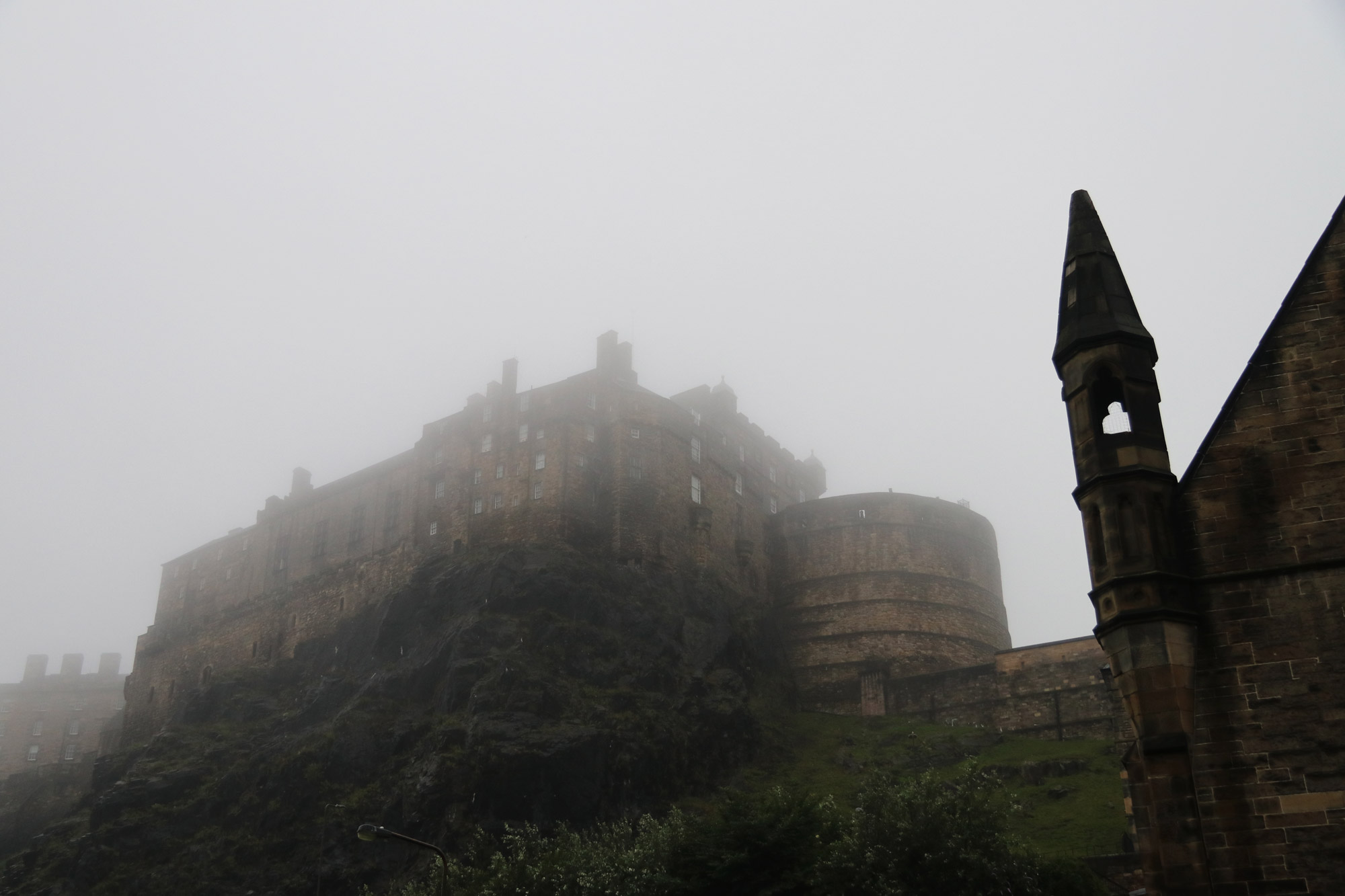 Mannenweekend in Edinburgh - Edinburgh Castle gehuld in mist