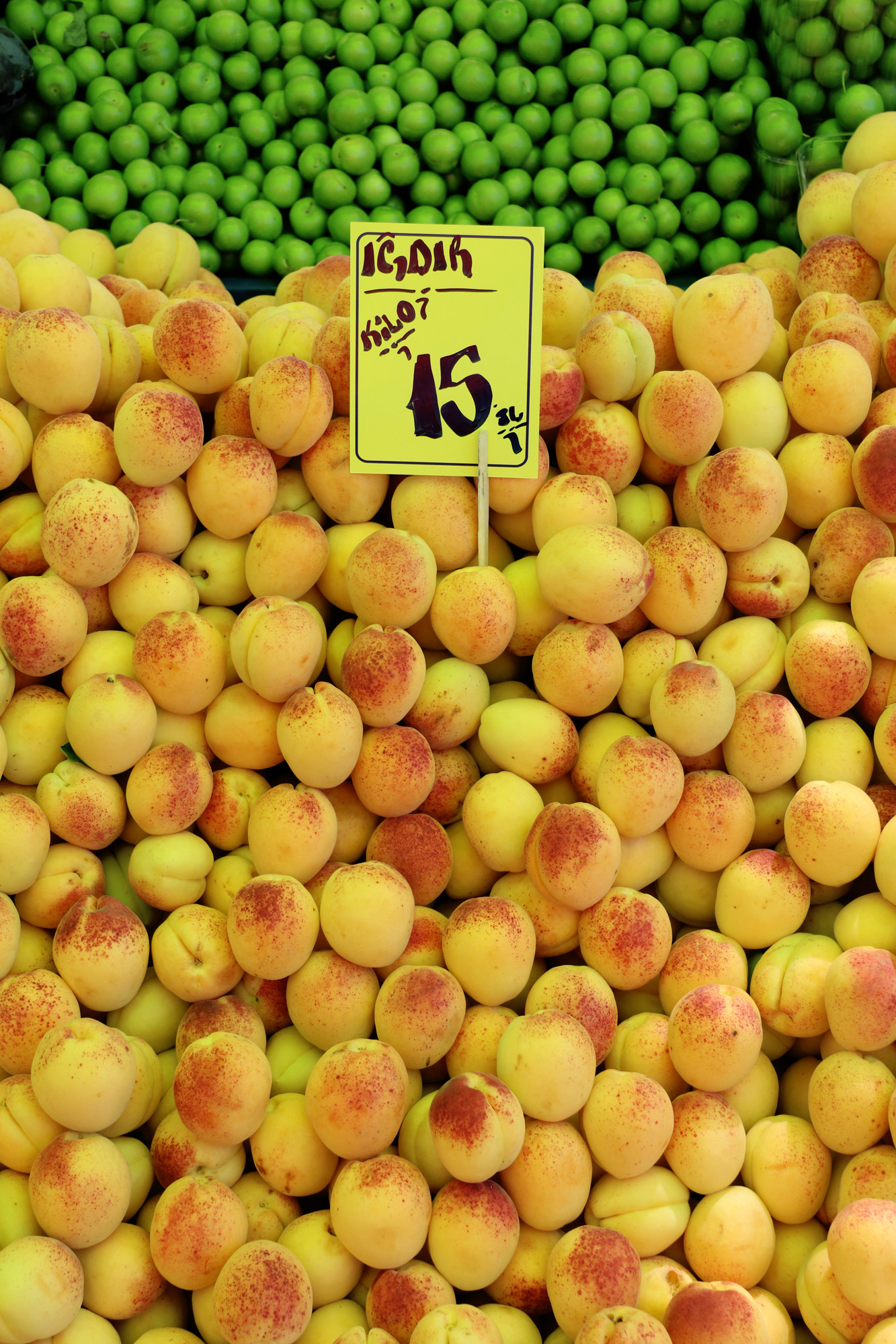 Turkije reisverslag: Laatste dag in Alaçatı - Groente en fruit op de markt van Alaçatı