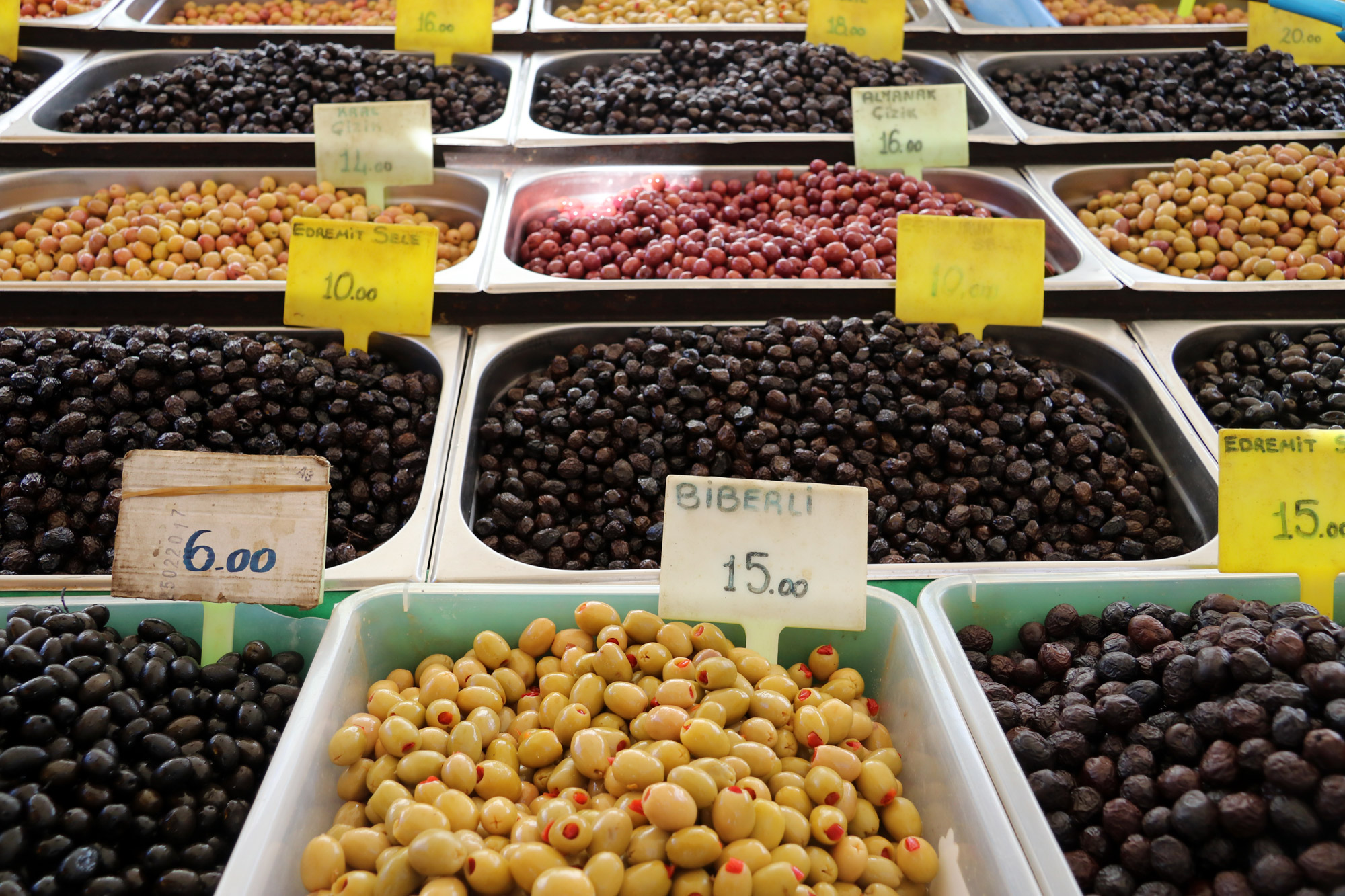 Turkije reisverslag: Laatste dag in Alaçatı - Olijven op de markt van Alaçatı