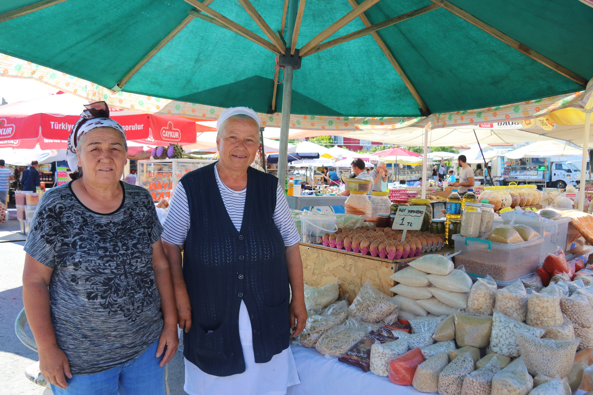 Turkije reisverslag: Laatste dag in Alaçatı - Turkse verkoopsters op de markt van Alaçatı