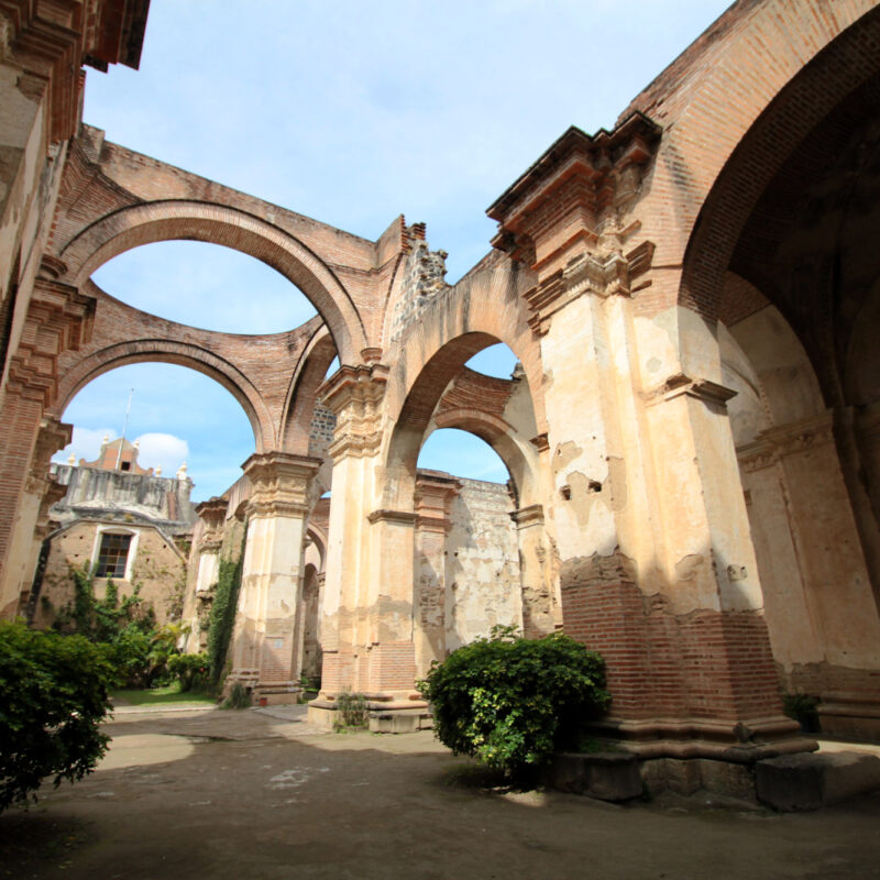 Ruïnes van Antigua: sporen van aardbevingen en koloniale pracht
