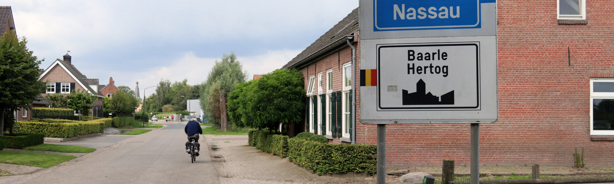 Een vreemd Nederlands/Belgisch dorp: Baarle - De borden bij binnenkomst