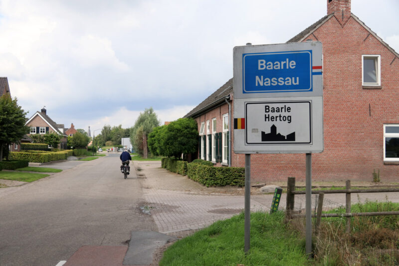 Een vreemd Nederlands/Belgisch dorp: Baarle - De borden bij binnenkomst