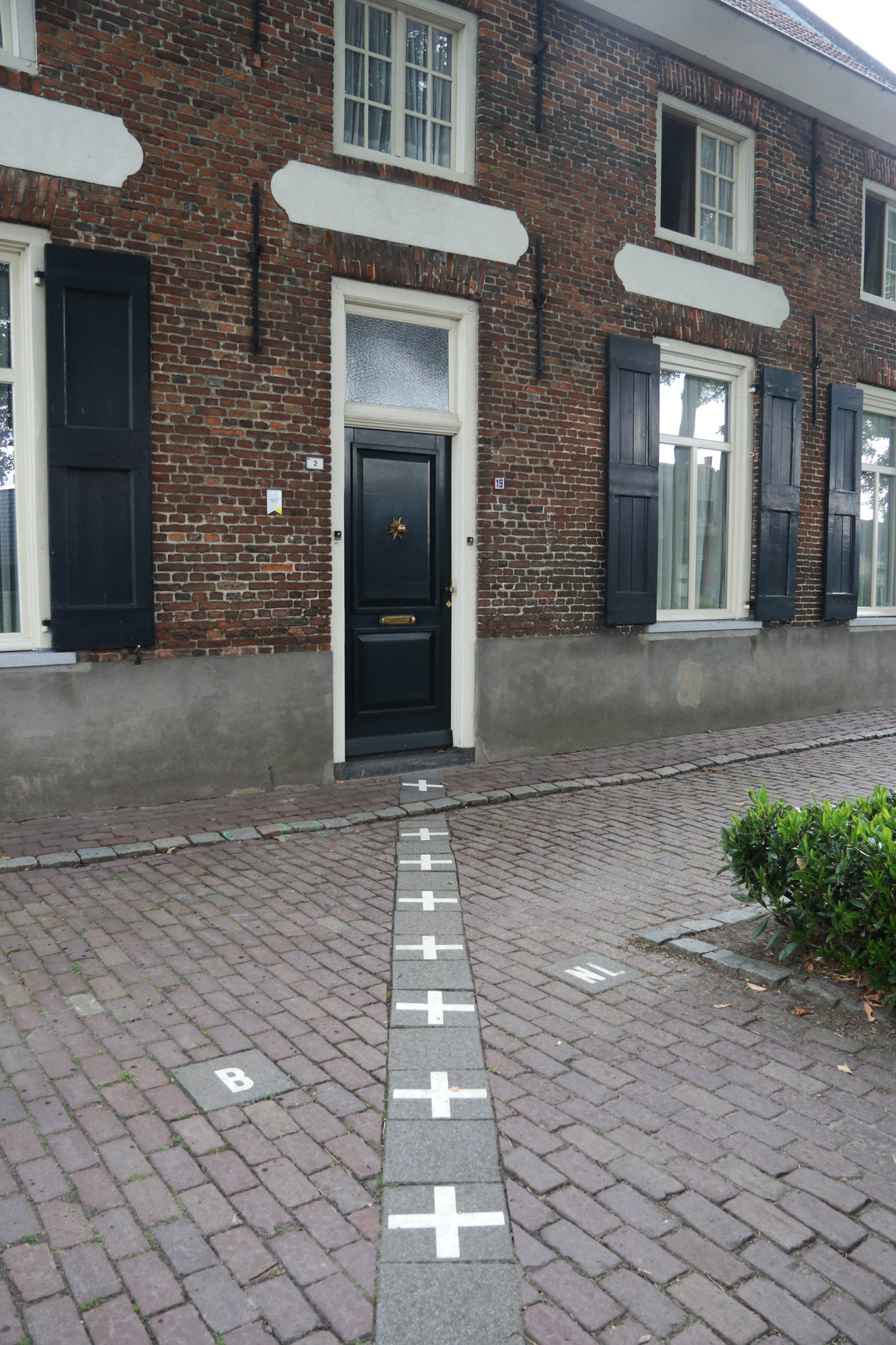 Een vreemd Nederlands/Belgisch dorp: Baarle - De grens loopt dwars door dit huis