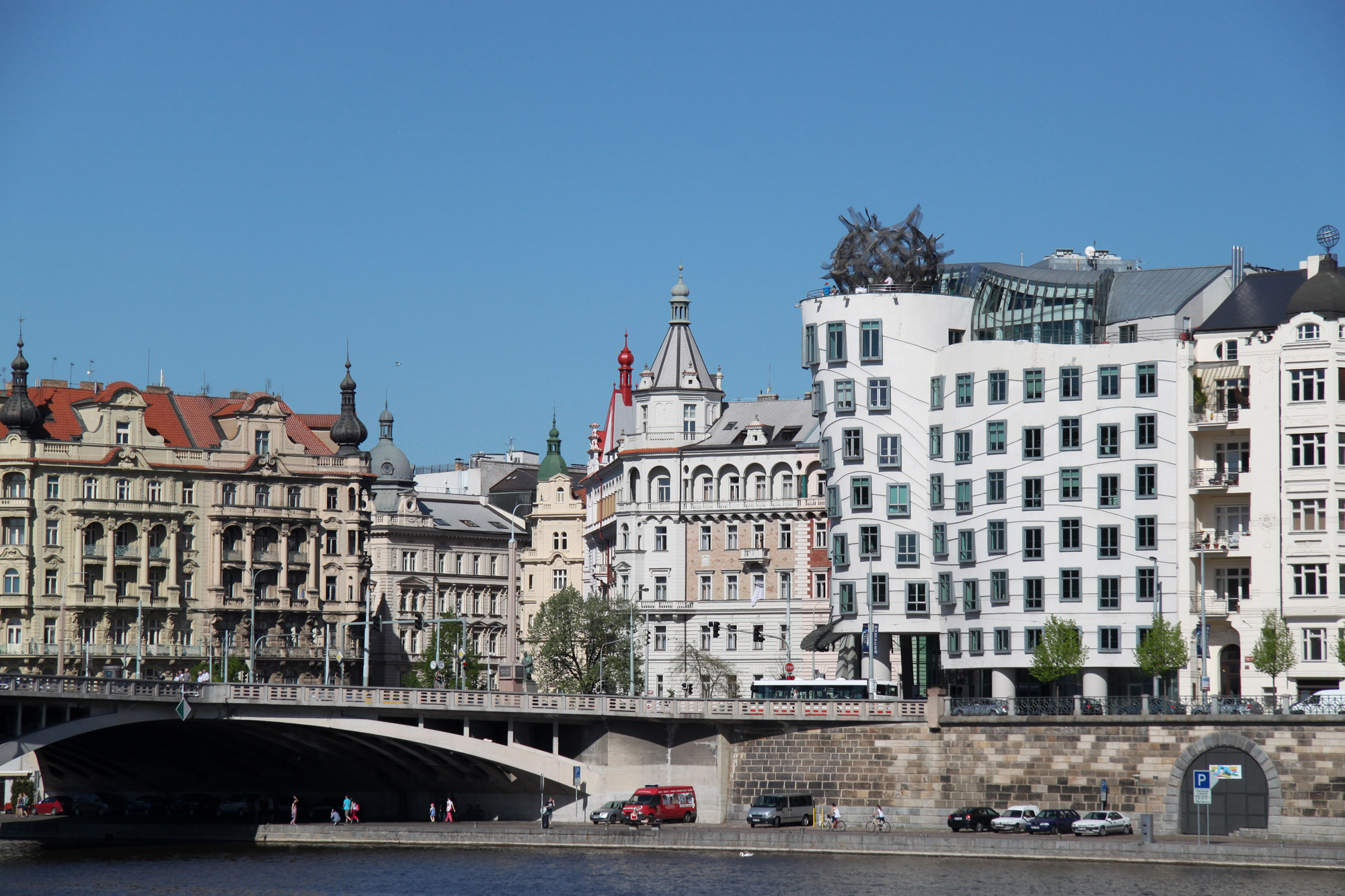 Fietsen door Praag - Het dansende huis