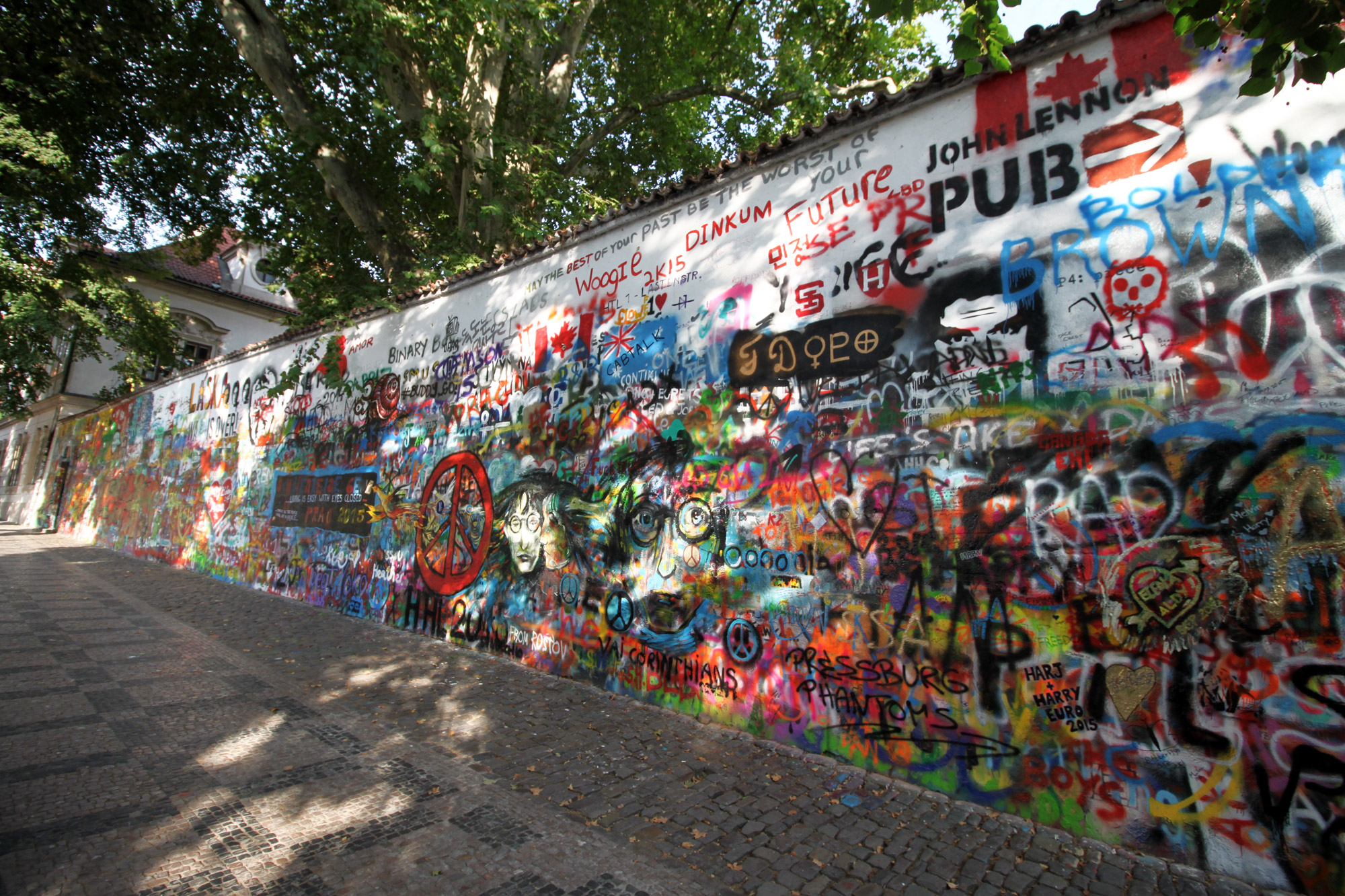 Fietsen door Praag - John Lennon Wall