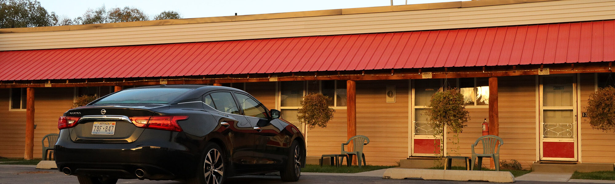 Amerika dag 1: Onze auto parkeren voor het motel Snider's Rustic Inn in Thayne