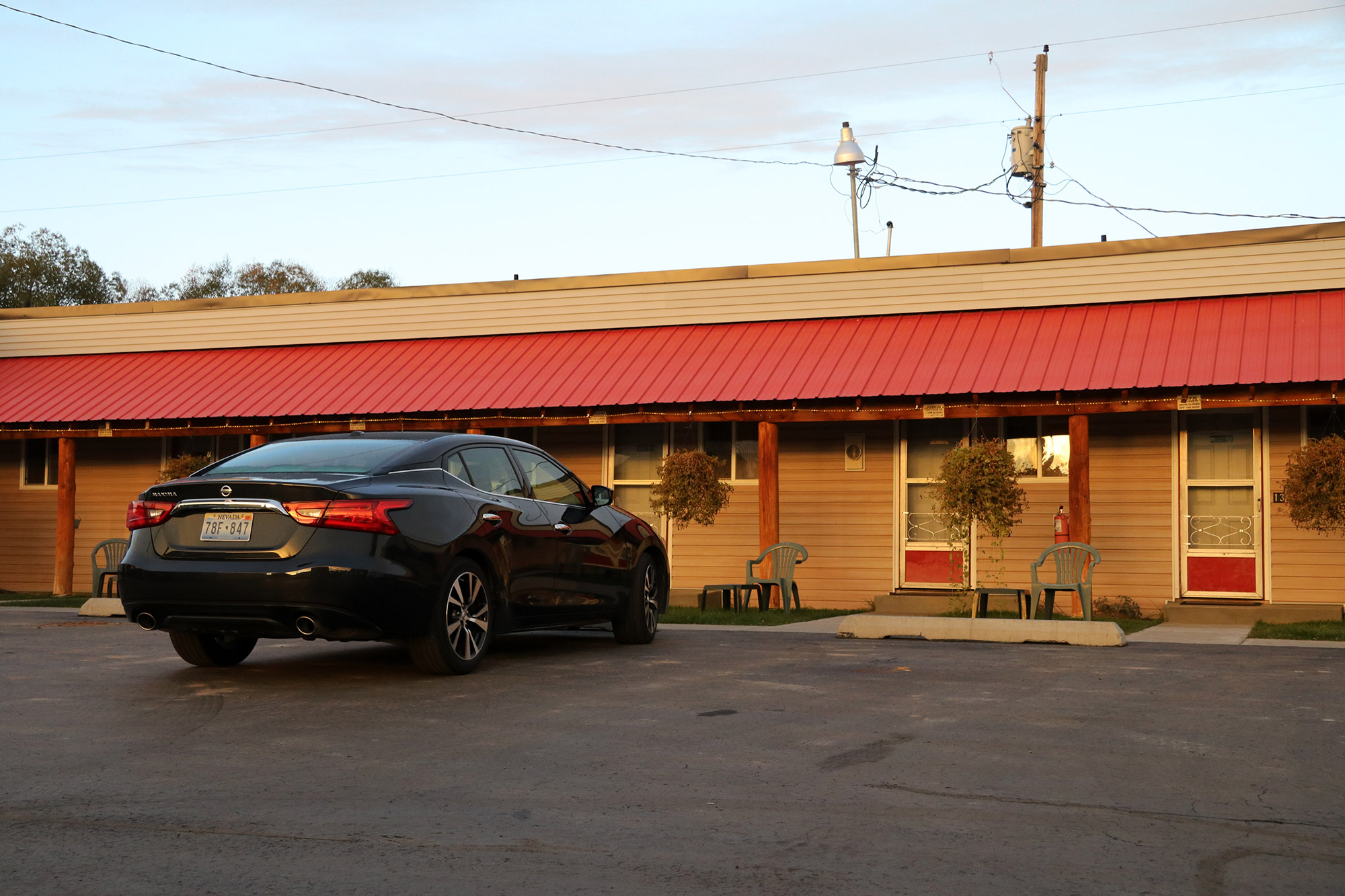 Amerika dag 1: Onze auto parkeren voor het motel Snider's Rustic Inn in Thayne