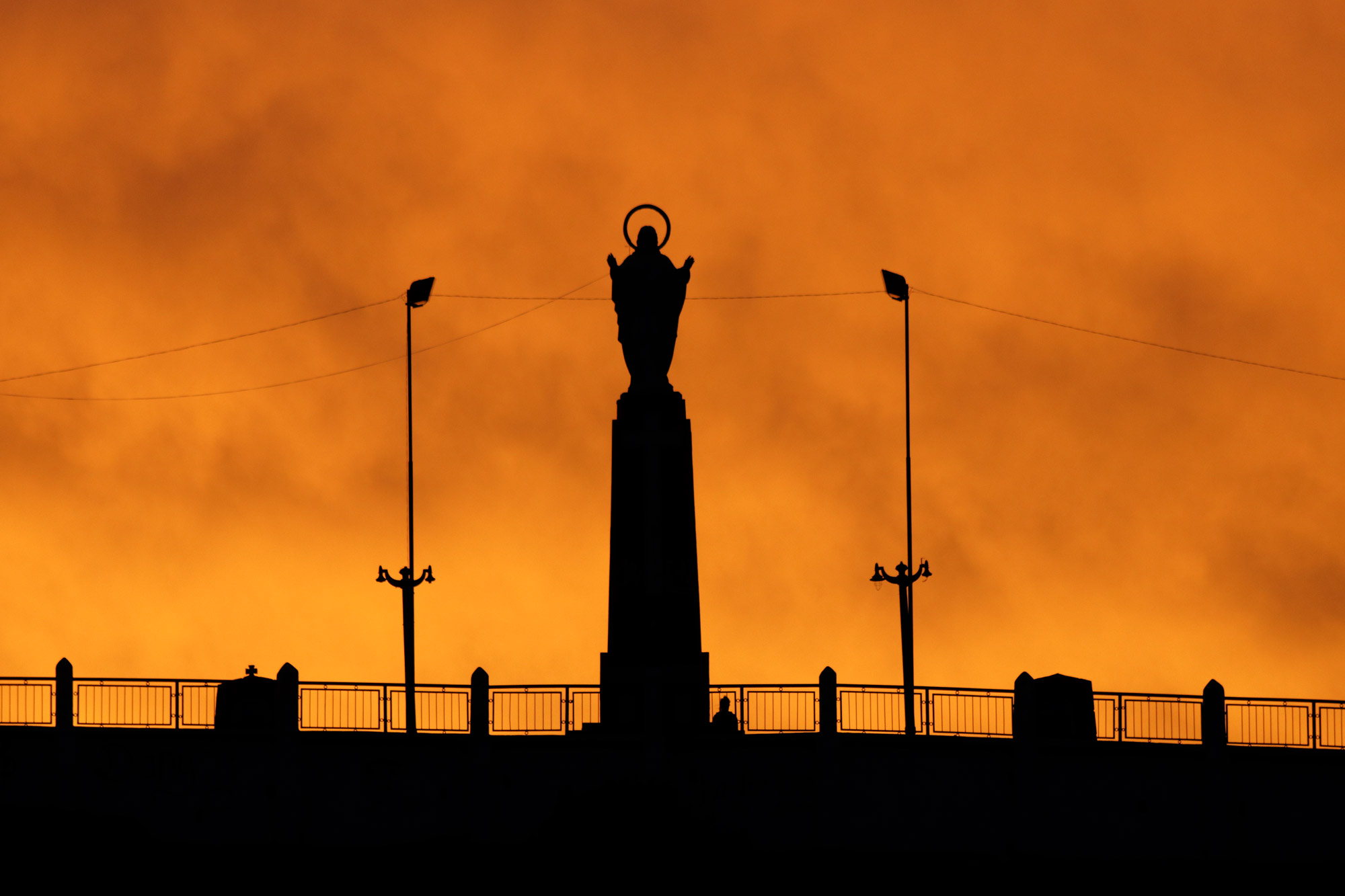 Bolivia 2016 - Dag 8 - Het jezusbeeld in Tupiza bij zonsondergang