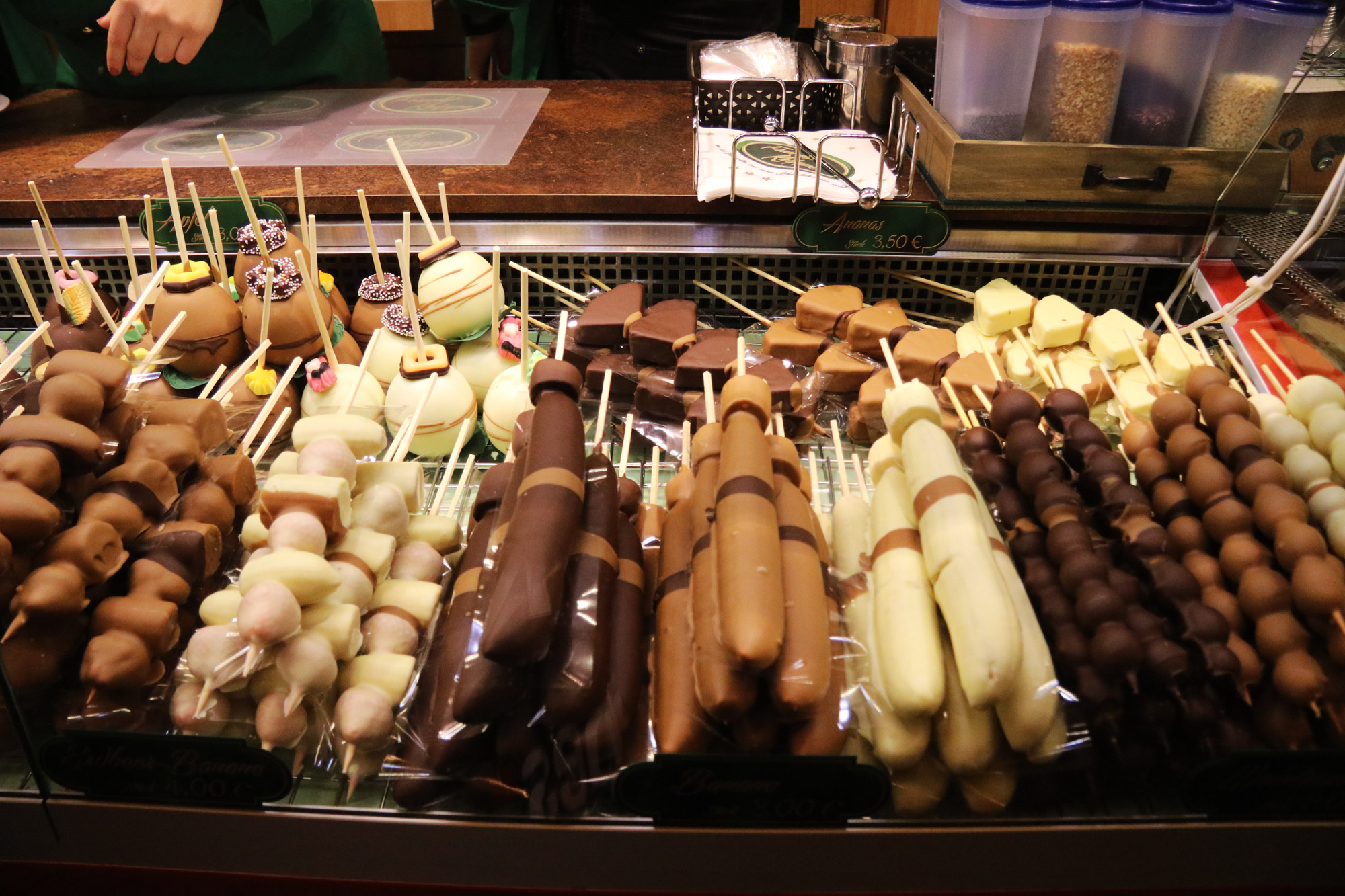 Münster kerstmarkt - Vruchtenspies omwikkeld met chocolade