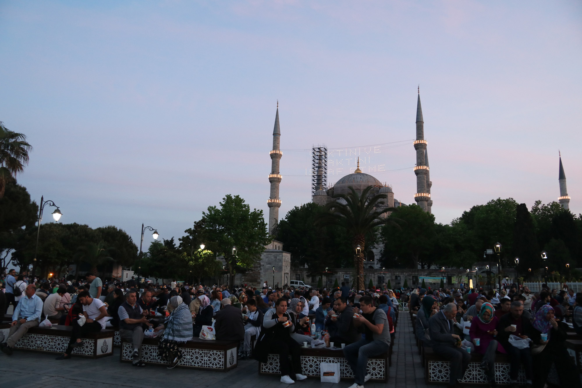 Stedentrip Istanbul - Mensen mogen 's avonds eten bij de Sultan Ahmet Moskee