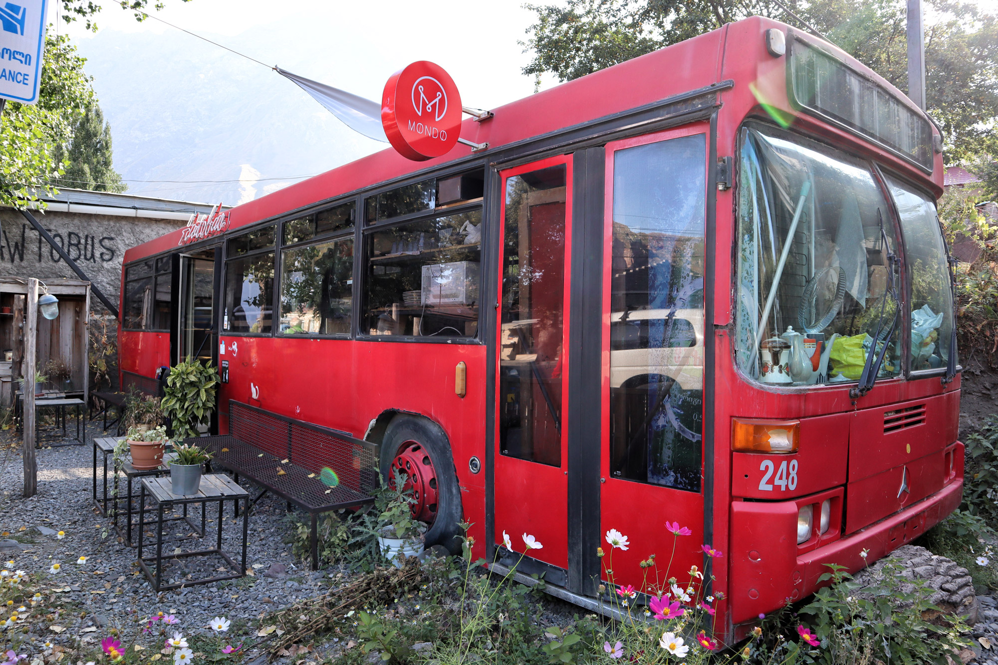 Georgië reisverslag - Awtobus in Kazbegi