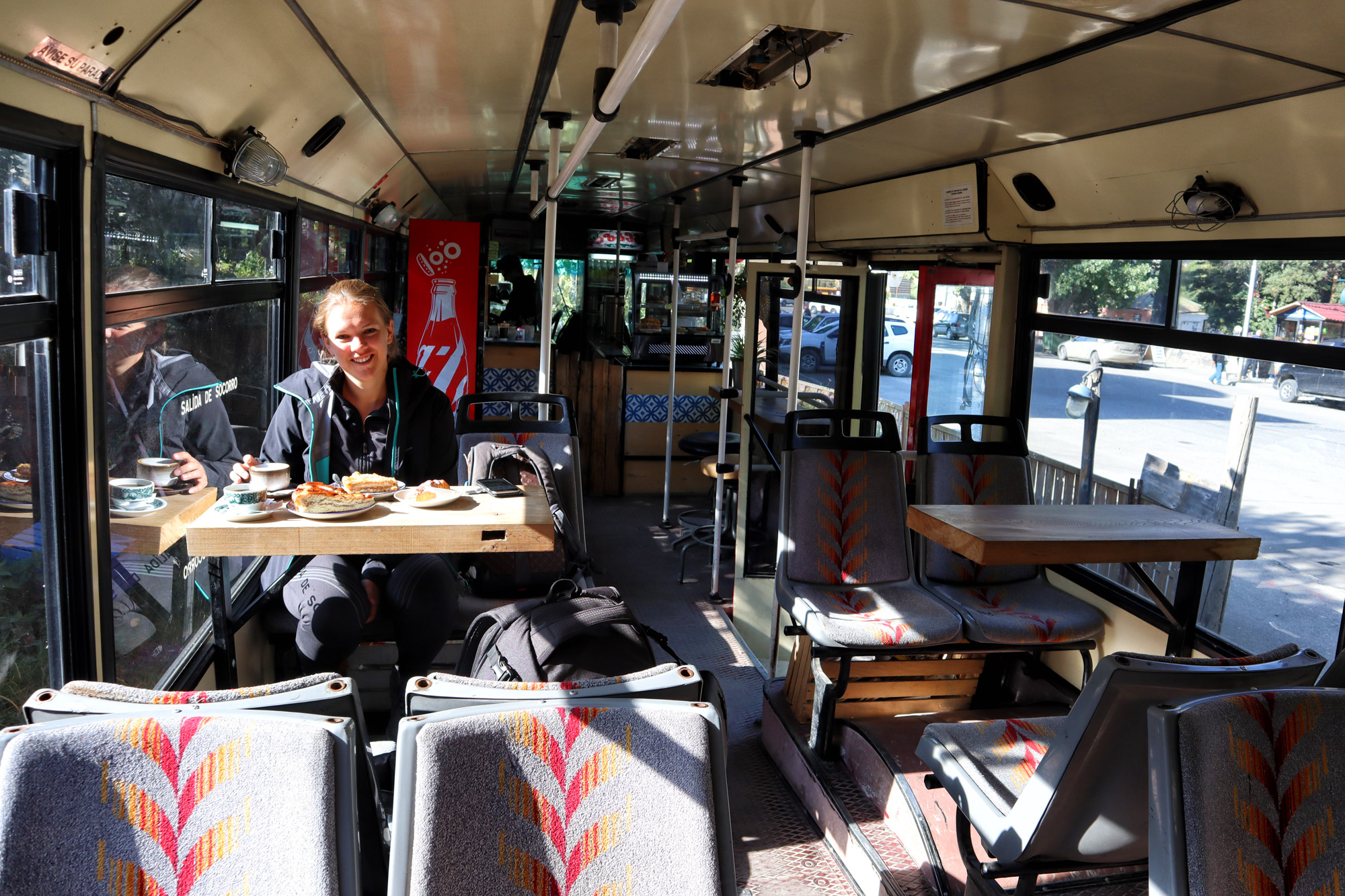 Georgië reisverslag - Awtobus in Kazbegi