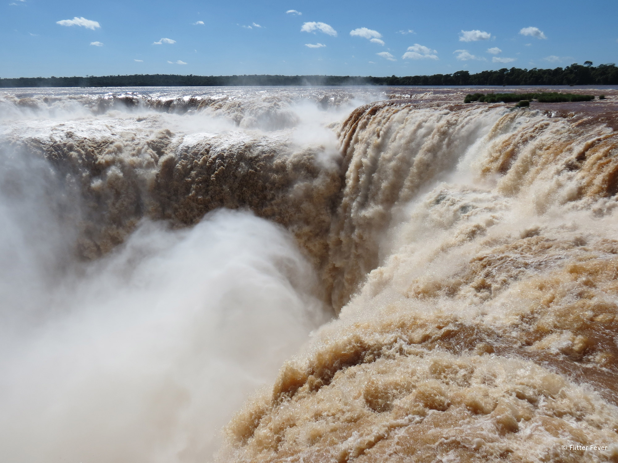 Flitter Fever - Devils Troat, Iguazu Falls op de grens van Argentinië en Brazilië