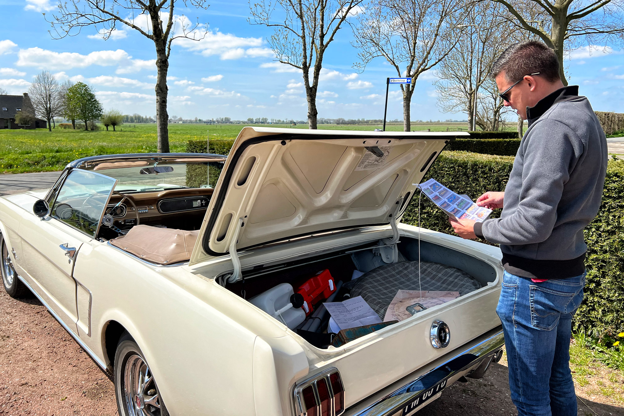 Escape Room in een oldtimer van We Love Oldtimers - Ford Mustand Cabrio