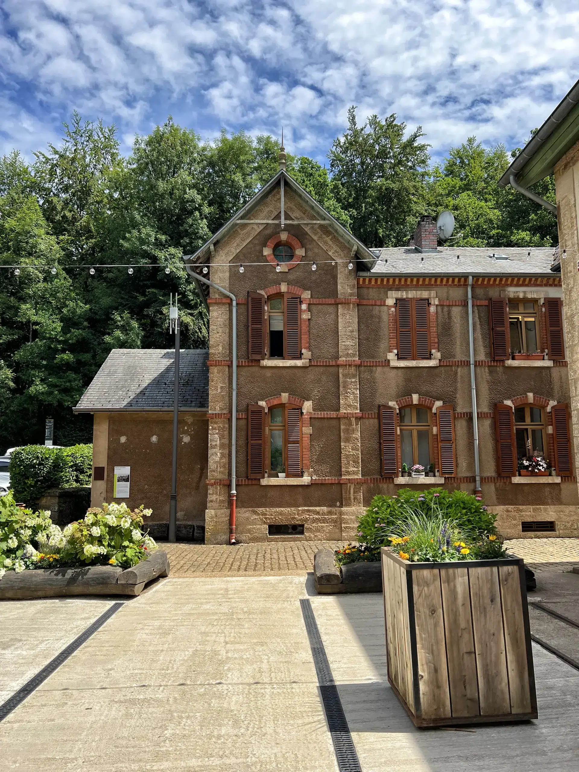 Minett regio, Luxemburg - Restaurant an der Schmëdd