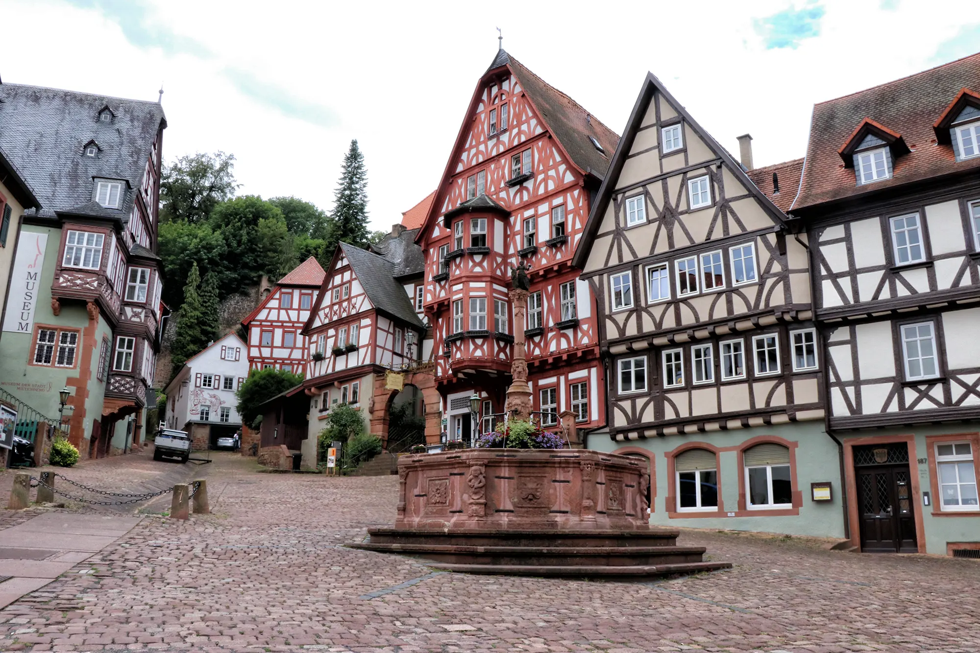 Miltenberg, Duitsland - Alte Marktplatz en Schnatterloch