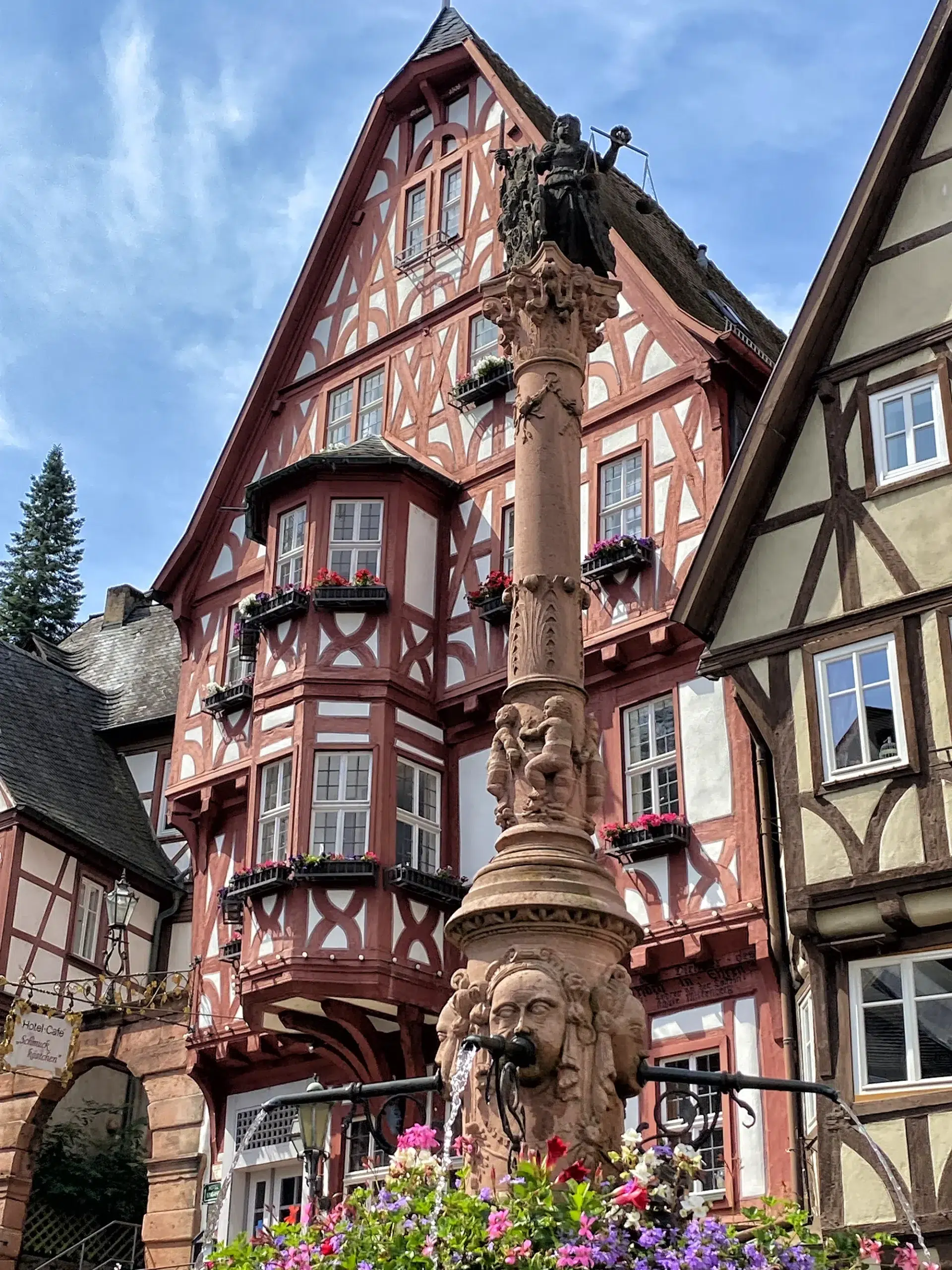 Miltenberg, Duitsland - Alte Marktplatz en Schnatterloch