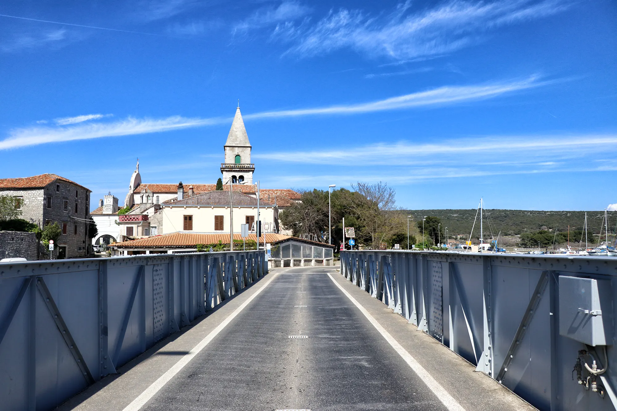 Eiland Cres, Kroatië - Brug tussen Cres en Lohinj