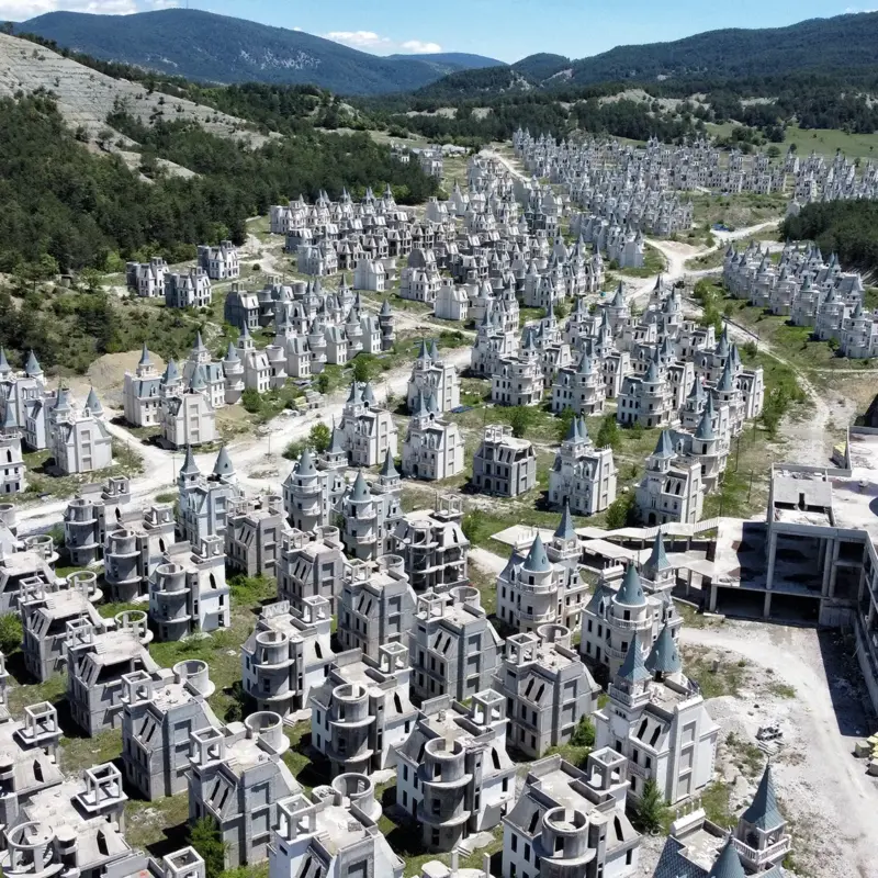 Burj Al Babas, een spookdorp met honderden kasteeltjes